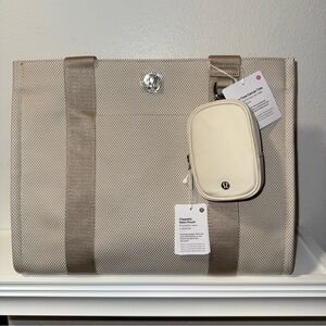 Lululemon Two-Tone Canvas Tote Bag 10L Mojave and clip able pouch new